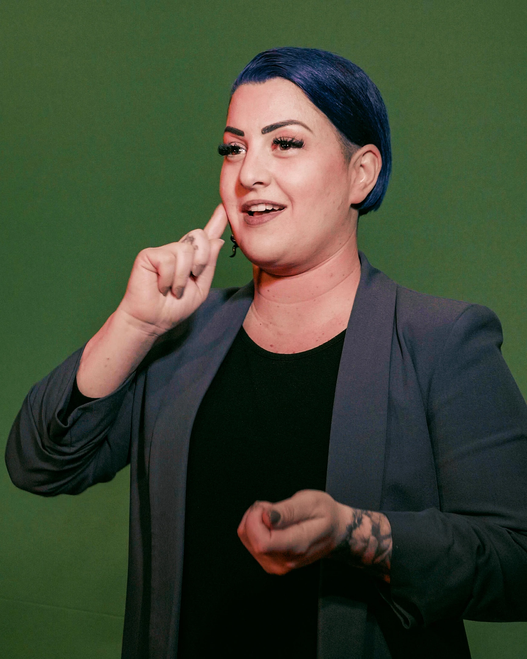 Frau gebärdet in Studio vor Greenscreen